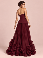 Trägerloses plissiertes rotes Abendkleid