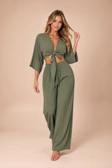 Zweiteiler-Set mit gebundenem Crop-Top und weiter Hose