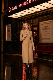 Manteau long cintré à col tailleur | Deuxième photo lifestyle | Lounelle Paris