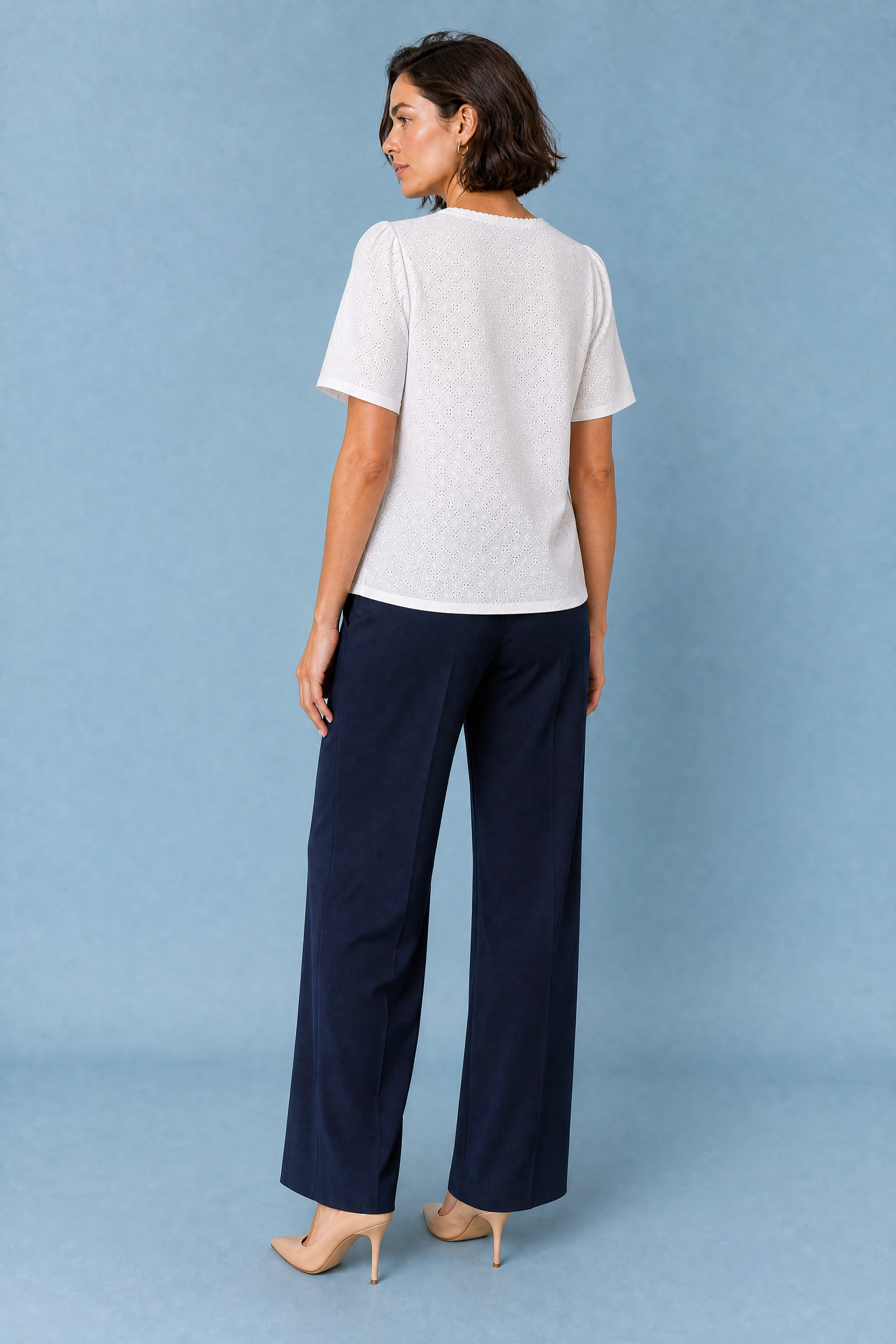 Blouse blanche col V ajourée | Vue de dos | Lounelle Paris