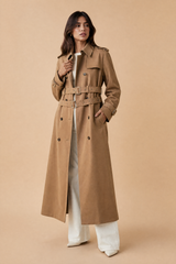 Langer Camel-Trenchcoat mit Doppelgürtel