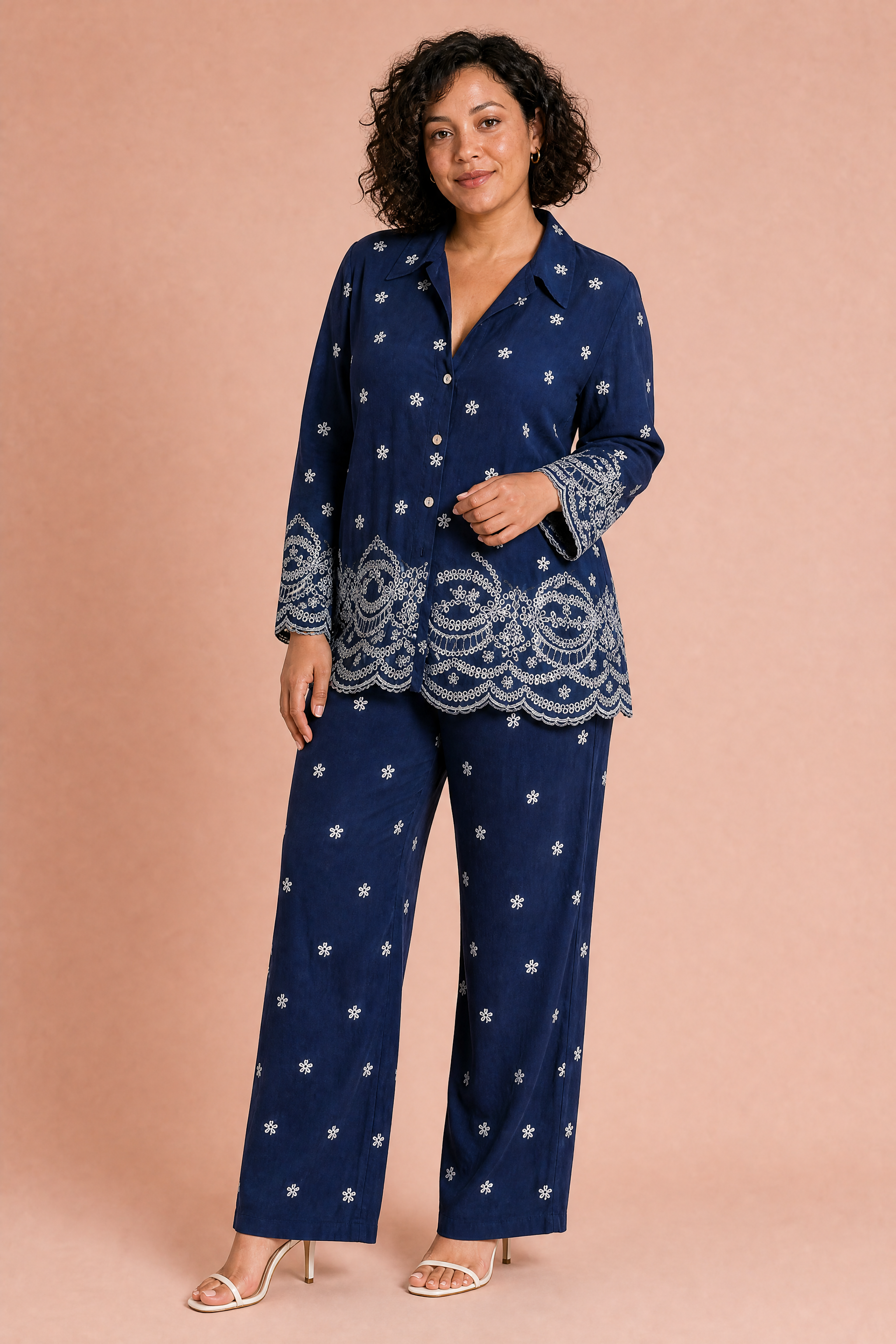 Ensemble bleu marine ample brodé | Porté sur une autre silhouette | Lounelle Paris