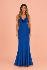 Langes blaues Kleid mit Halterausschnitt