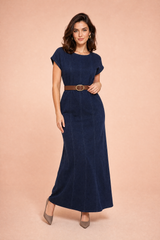 Blaues, tailliertes Langkleid