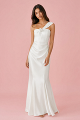 langes weißes asymmetrisches Kleid