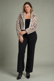 Veste en fausse fourrure imprimé animalier | Porté sur une silhouette plus ronde | Lounelle Paris