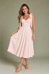 Rückenfreies Kleid mit Bindeträgern