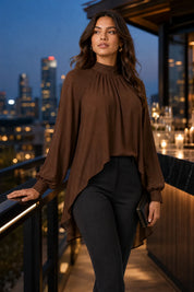 Blouse marron col montant asymétrique | Deuxième photo lifestyle | Lounelle Paris