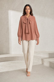 Blouse rouge orangée à rayures lavallière | Lounelle Paris