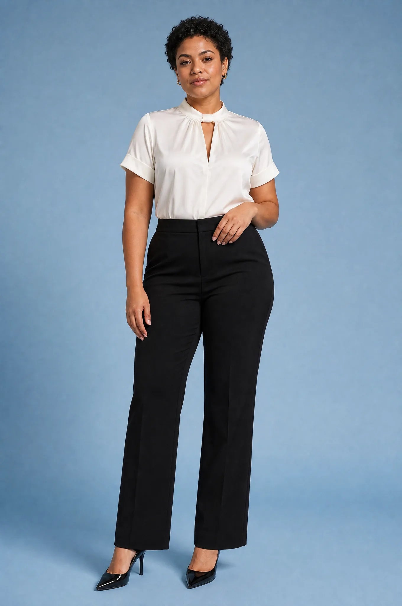 Blouse satinée col montant manches courtes | Porté sur une autre silhouette | Lounelle Paris