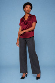 Blouse satinée encolure drapée | Variante Bordeaux | Lounelle Paris