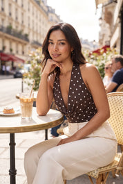 Body marron à pois décolleté drapé | Photo lifestyle | Lounelle Paris