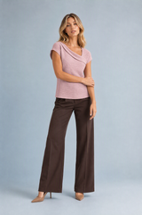Beiges T-Shirt mit asymmetrischem, drapiertem Ausschnitt