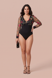 Body noir col V manches brodées | Porté sur une autre silhouette | Lounelle Paris