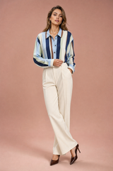 Weite Bluse mit Satinstreifen