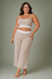 Ensemble beige texturé à volants | Porté sur une silhouette plus ronde | Lounelle Paris