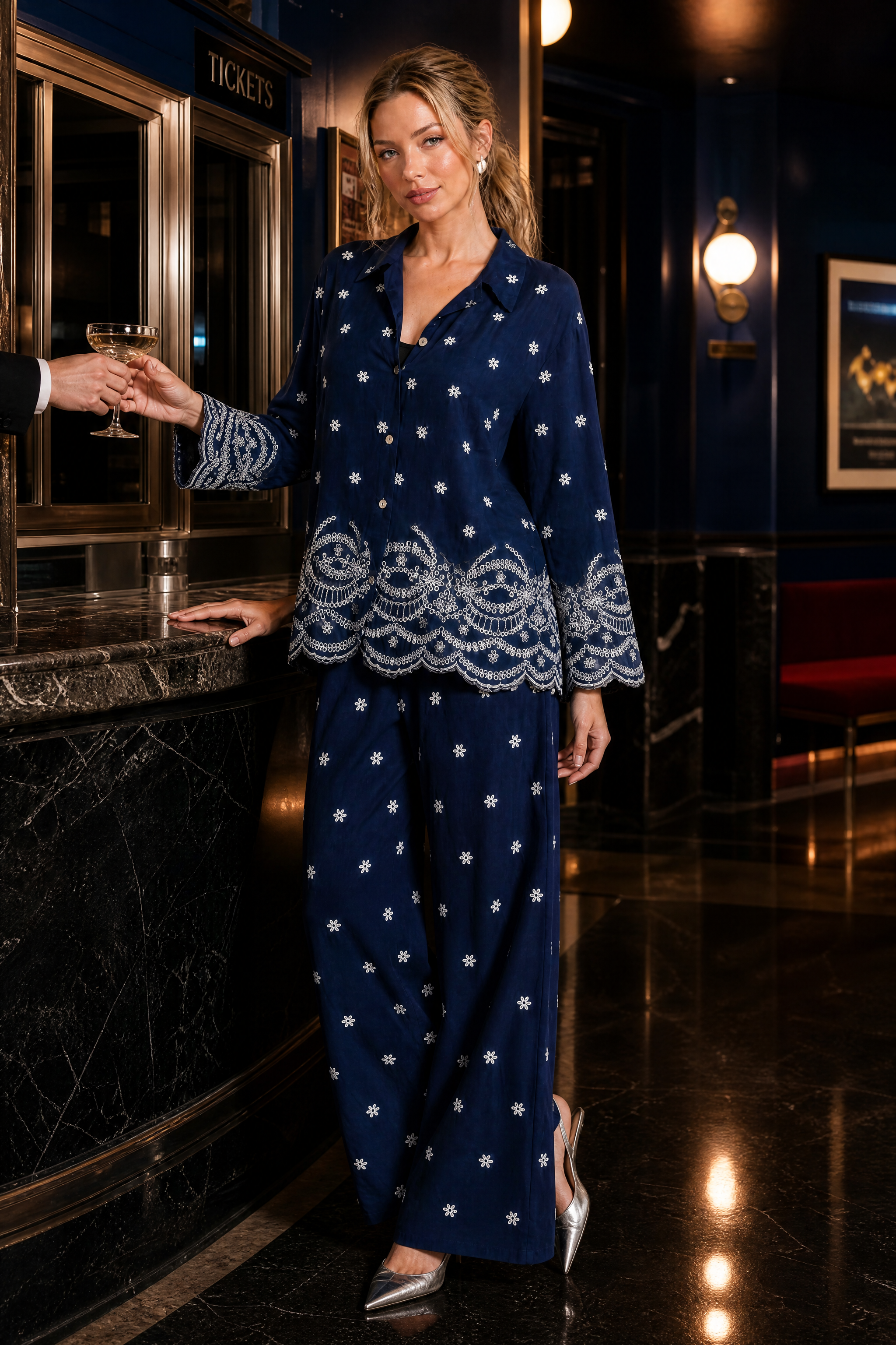 Ensemble bleu marine ample brodé | Deuxième photo lifestyle | Lounelle Paris