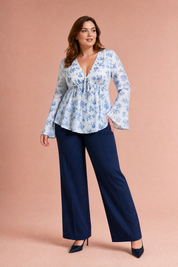 Blouse fleurie col V manches évasées | Porté sur une silhouette plus ronde | Lounelle Paris