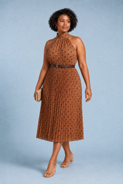 Braunes gepunktetes Neckholderkleid