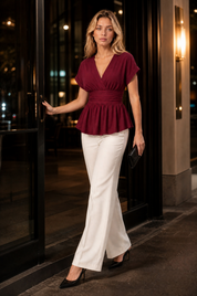 Blouse col V taille cintrée | Variante Bordeaux - Lifestyle | Lounelle Paris