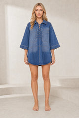 Chemise bleue ample à lacets