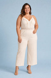 Combinaison abricot col V jambes larges | Porté sur une silhouette plus ronde | Lounelle Paris
