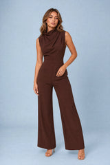 Fließender Jumpsuit mit drapiertem Kragen
