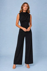 Fließender Jumpsuit mit drapiertem Kragen