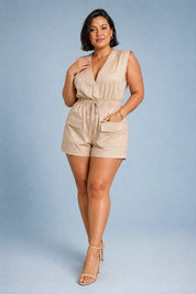 Combishort beige col V fluide | Porté sur une silhouette plus ronde | Lounelle Paris
