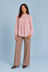 Bluse mit Volantkragen und Puffärmeln