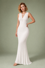 Weißes plissiertes langes V-Ausschnitt-Kleid