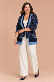 Gilet bleu marine col V franges | Porté sur une silhouette plus ronde | Lounelle Paris