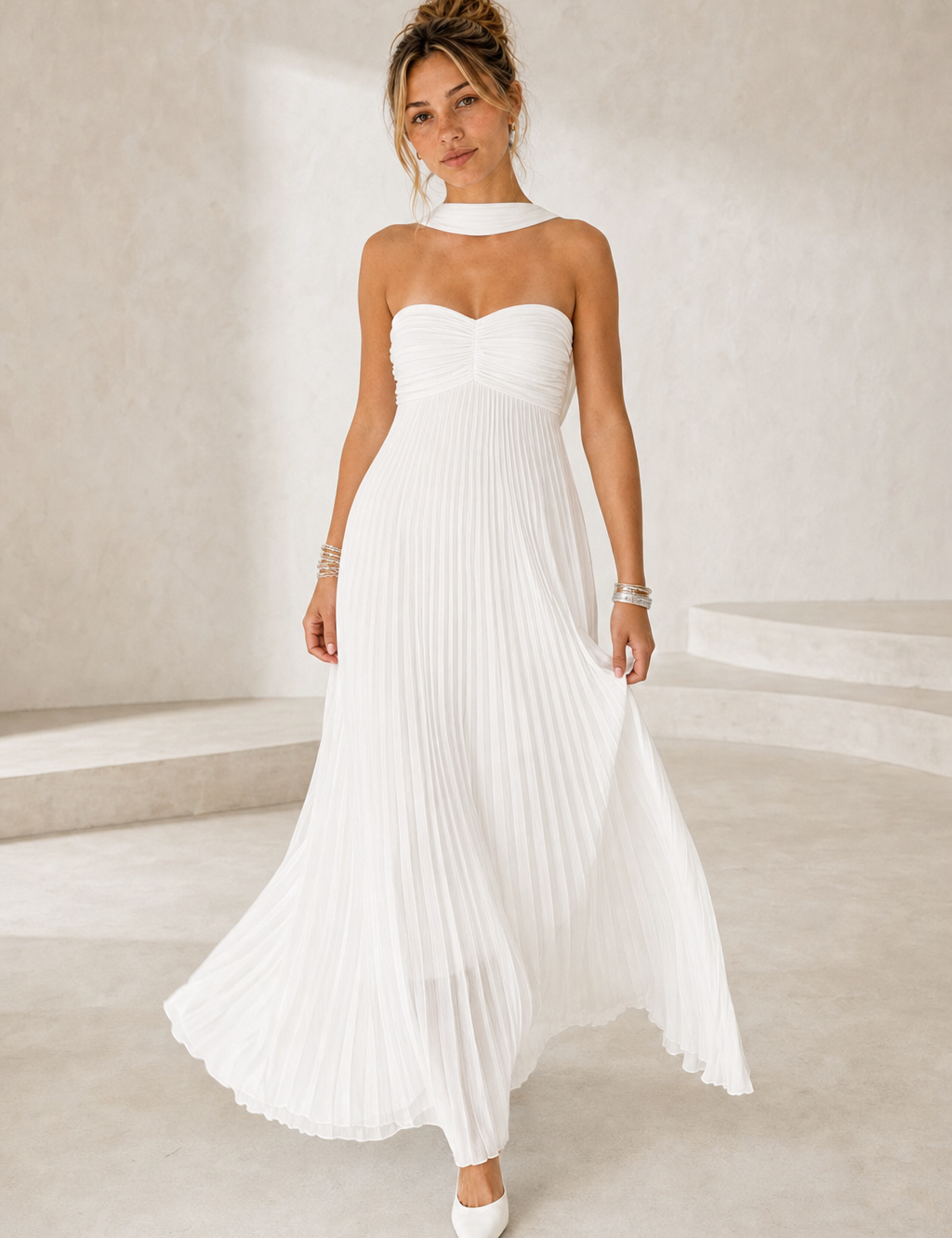 Robe longue plissée dos nu porté en look décontracté