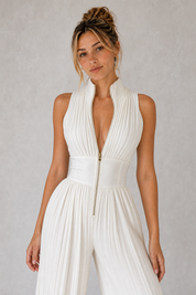 Combinaison blanche plissée col montant porté en tenue complète
