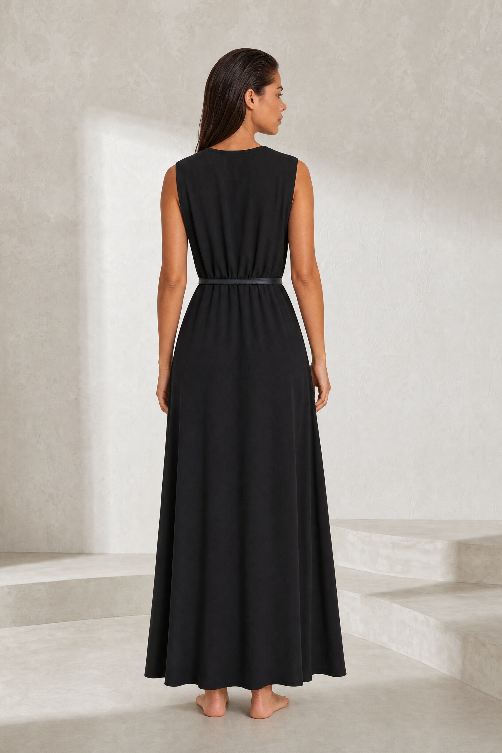Robe noire col V ceinturée | Lounelle Paris