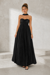 Langes plissiertes Neckholder-Kleid
