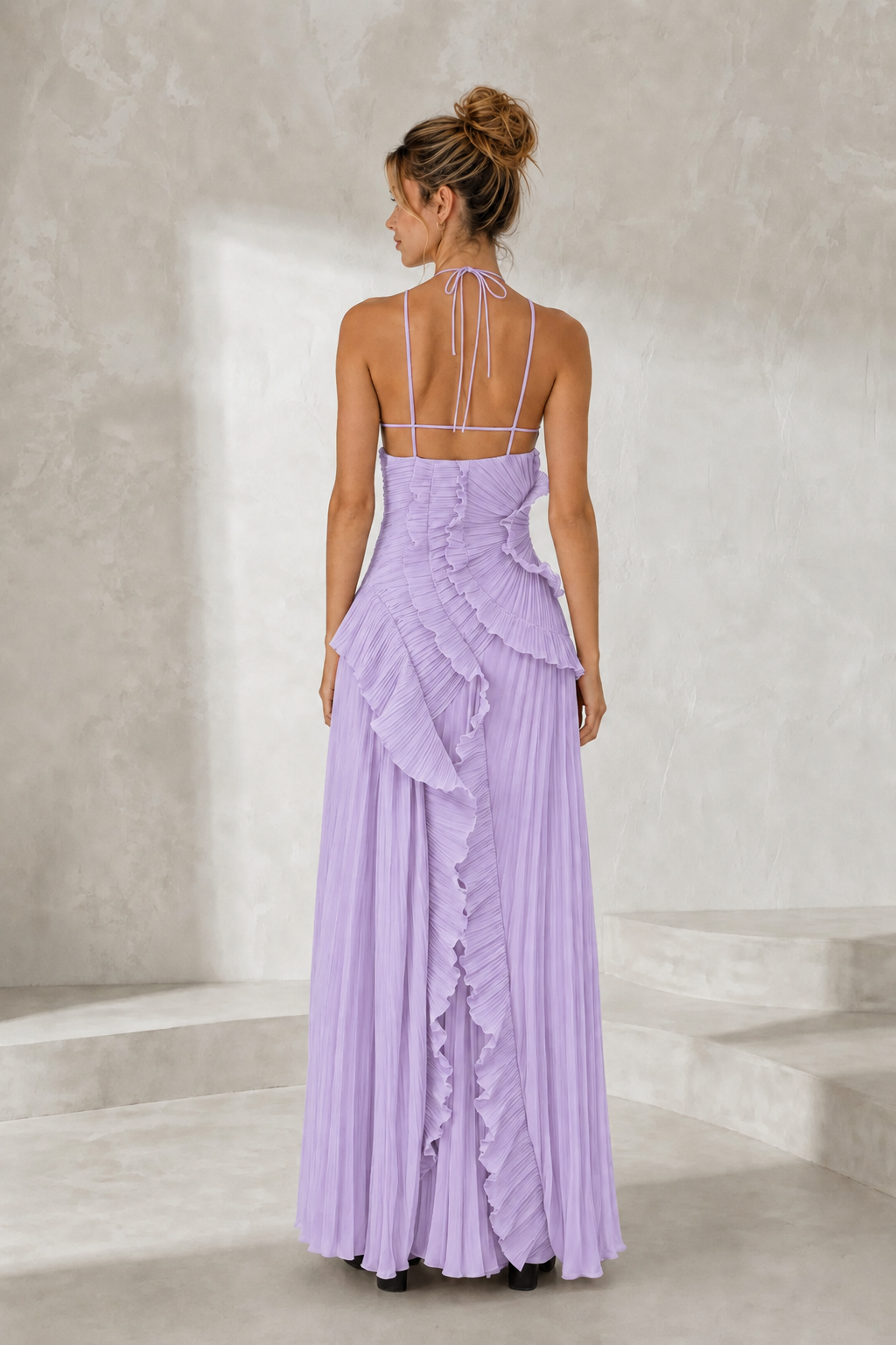 Langes Neckholderkleid mit Rüschen