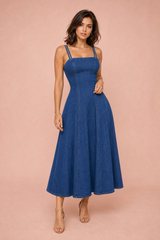 Blaues ausgestelltes Kleid mit dünnen Trägern