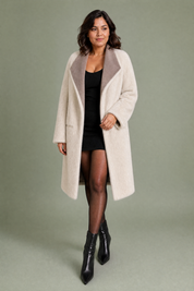 Manteau long réversible col duveteux | Porté sur une autre silhouette | Lounelle Paris