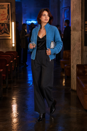Gilet bleu zippé col montant | Deuxième photo lifestyle | Lounelle Paris