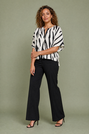 Blouse ample imprimé zébré col fendu | Porté sur une autre silhouette | Lounelle Paris
