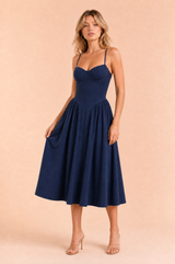 Midi-Kleid mit dünnen Trägern und geradem Ausschnitt