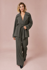 Graues Trenchcoat-Set mit weiten Hosen