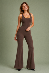 Rückenfreier Jumpsuit mit ausgestellten Beinen