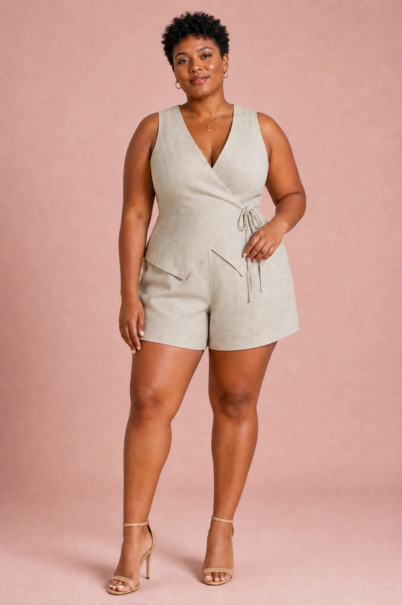 Ensemble kaki col V croisé | Porté sur une silhouette plus ronde | Lounelle Paris