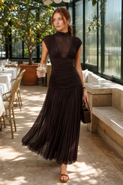 Robe longue marron col maille | Photo lifestyle | Lounelle Paris