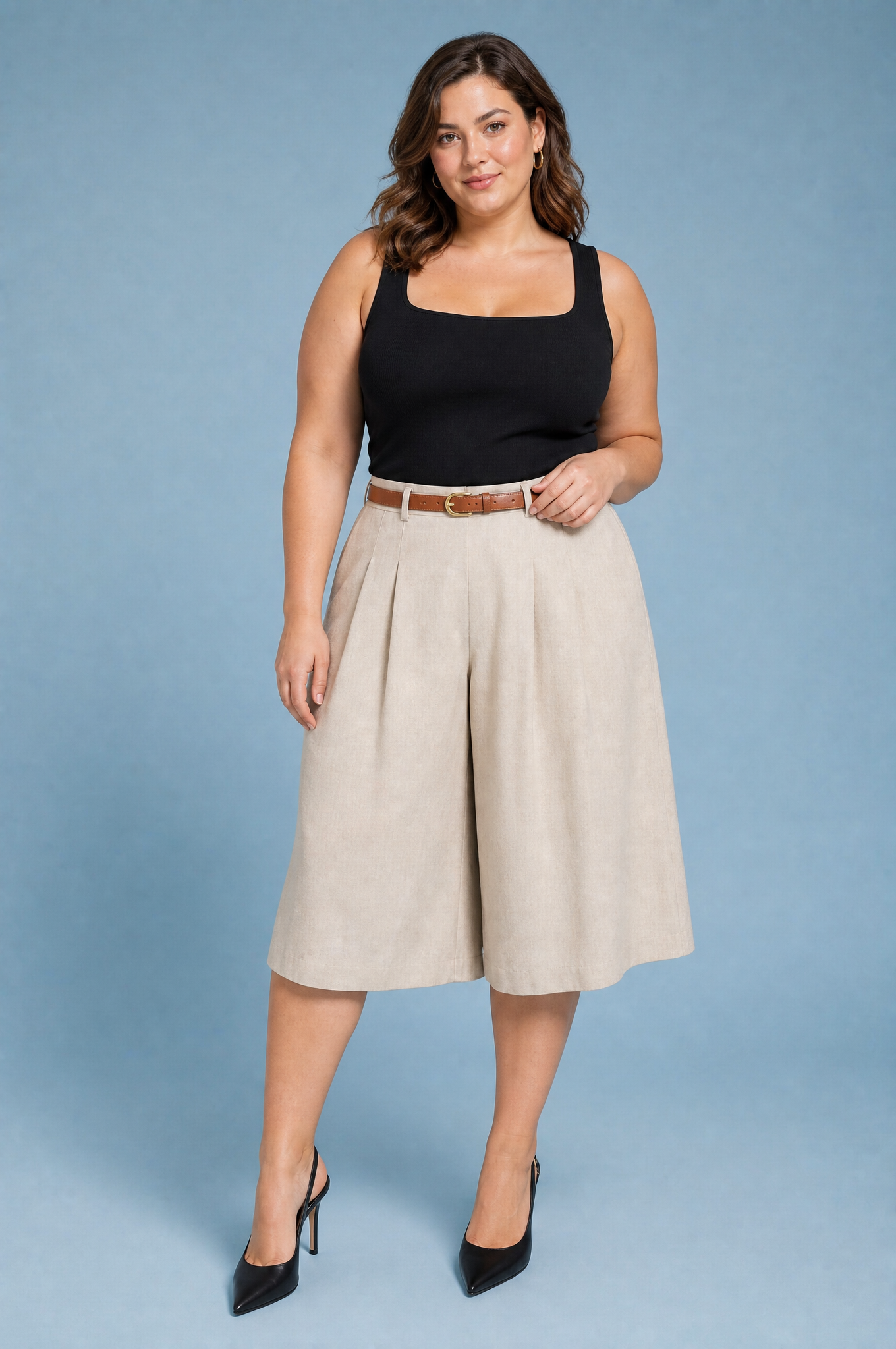 Short beige taille haute ceinturé | Porté sur une silhouette plus ronde | Lounelle Paris