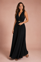 Schwarzes V-Ausschnitt-Kleid mit Gürtel