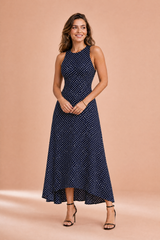 Langes gepunktetes rückenfreies Kleid