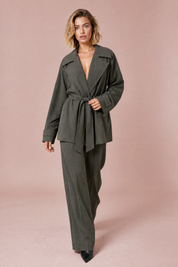 Ensemble gris trench et pantalon large | Vue en mouvement | Lounelle Paris